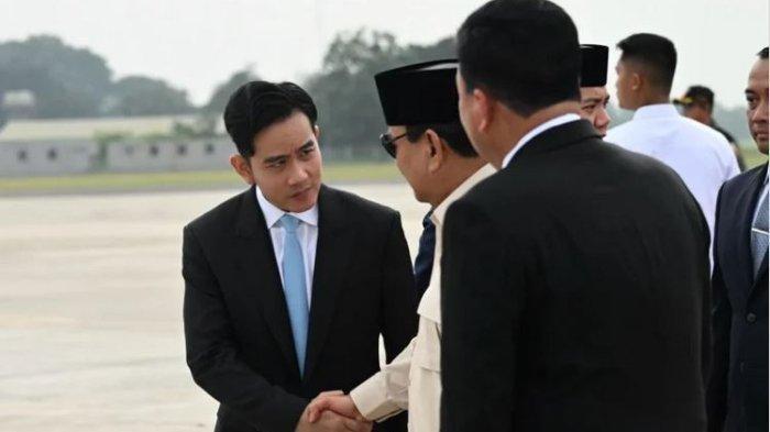 WAPRES GIBRAN - Wakil Presiden RI Gibran Rakabuming Raka bersamalaman dengan Presiden Prabowo Subianto di Bandara Halim Perdanakusuma, Jakarta, Selasa (15/4/2025). Bara JP tolak usulan Gibran dimakzulkan, punya dua alasan.