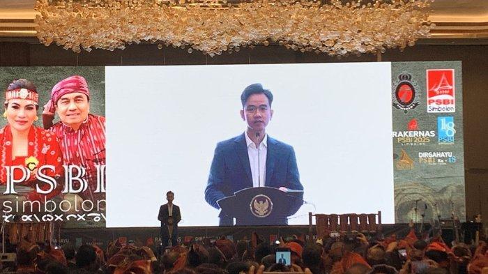 GIBRAN KENANG DIPECAT - Wakil Presiden RI Gibran Rakabuming Raka menyinggung soal pemecatan Effendi Simbolon dari Partai Demokrasi Indonesia Perjuangan (PDI-P) dalam acara HUT ke-19 PSBI Simbolon (Persatuan Marga Batak) di Jakarta Selatan, Senin (7/7/2025). Dalam momen itu, Gibran mengungkit pemecatan dirinya dan Effendi Simbolon dari kader PDIP. (KOMPAS.com/FIRDA JANATI)