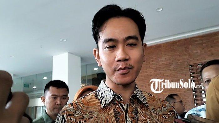 Wakil Presiden Terpilih Gibran Rakabuming Raka, di kantor OJK Solo, Kamis (13/6/2024)