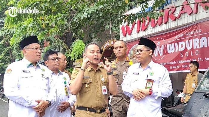 Wali-Kota-Solo-Respati-Ardi-di-Ayam-Goreng-Widuran Wali-Kota-Solo-Respati-Ardi-di-Ayam-Goreng-Widuran