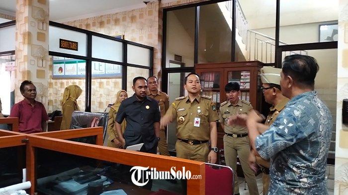 GEBRAKAN RESPATI ARDI. Wali Kota Solo Respati Ardi saat ditemui di Kantor Kelurahan Pasar Kliwon, Senin (3/3/2025). Respati mengungkap keinginannya agar BPI Danantara bisa menginvestasikan dananya di BUMD milik Pemkot Solo.