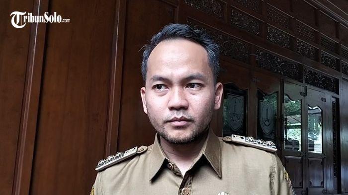RELOKASI HUNIAN LIAR : Wali Kota Solo Respati Ardi saat ditemui di Pendapi Gede Balai Kota Solo, Senin (24/2/2025). espati Ardi berencana merelokasi kawasan kumuh yang merupakan hunian liar untuk mengurangi penularan tuberkulosis (TB).