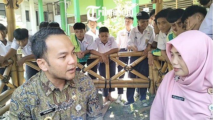 LARANGAN IURAN WISUDA. Wali Kota Solo Respati Ardi melakukan inspeksi mendadak di SMP N 7 Surakarta, Selasa (6/5/2025).  Di kesempatan itu, ia meminta semua iuran yang sudah masuk untuk wisuda dikembalikan.