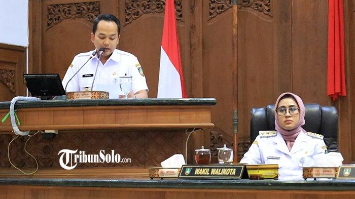 DITOLAK DPRD SOLO - Wali Kota dan Wakil Wali Kota Solo Respati Ardi - Astrid Widayani pada saat menghadiri rapat paripurna RPJMD di DPRD Solo, Rabu (9/7/2025). Dalam pengesahan RPJMD tersebut, Wali Kota Solo Respati Ardi menerangkan ada sejumlah program kerja yang ia tuangkan bersama Wakil Wali Kota Solo Astrid Widayani yang justru ditolak oleh DPRD Solo.