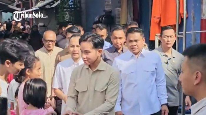 TEMUI WARGA : Wapres RI Gibran Rakabuming Raka pulang kampung ke Solo, manfaatkan untuk bertemu warga dan bagi-bagi sembako, Selasa (1/4/2025). Ditemani Wali Kota Solo Respati Ardi, Gibran juga memanfaatkan waktu pulang kampung untuk blusukan menemui warga.