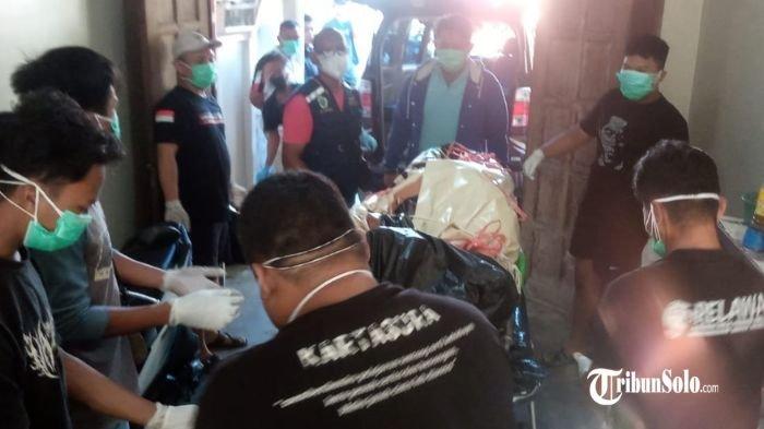 TEMUAN MAYAT - Warga Kelurahan Makamhaji, Kecamatan Kartasura, Kabupaten Sukoharjo digegerkan dengan penemuan jasad seorang pria dalam kondisi membusuk di dalam rumahnya, Selasa (29/4/2025). Jasad pria tersebut diduga telah meninggal dunia sejak tiga hari sebelumnya.