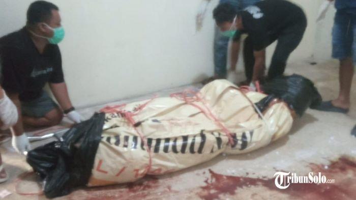 TEMUAN MAYAT - Warga Kelurahan Makamhaji, Kecamatan Kartasura, Kabupaten Sukoharjo digegerkan dengan penemuan jasad seorang pria dalam kondisi membusuk di dalam rumahnya, Selasa (29/4/2025). Jasad pria tersebut diduga telah meninggal dunia sejak tiga hari sebelumnya.