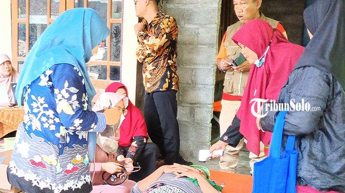 KERACUNAN MASSAL - Warga di Desa Karangturi, Gantiwerno, Kabupaten Klaten yang diduga ikut terdampak keracunan massal tengah diperiksa, Selasa (15/4/2025) siang. Sejak malam hingga Selasa (15/4/2025) siang bahkan tercatat sudah ada 110 warga yang mengalami hal keracunan.