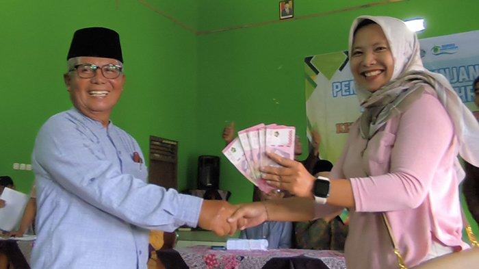 THR CAIR. Warga mendapat THR dari pemerintah Desa Wunut di Kecamatan Tulung, Kabupaten Klaten, hari ini Selasa (18/3/2025). Warga desa wunut ternyata tidak hanya mendapatkan THR tapi juga BPJS ditanggung.