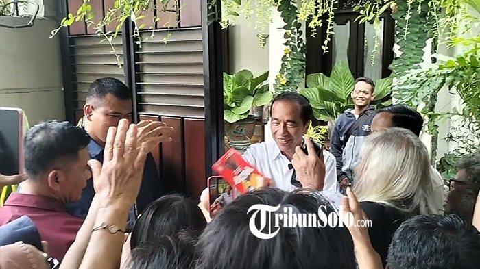 Warga mengunjungi kediaman Presiden ke-7 RI Jokowi di Solo.