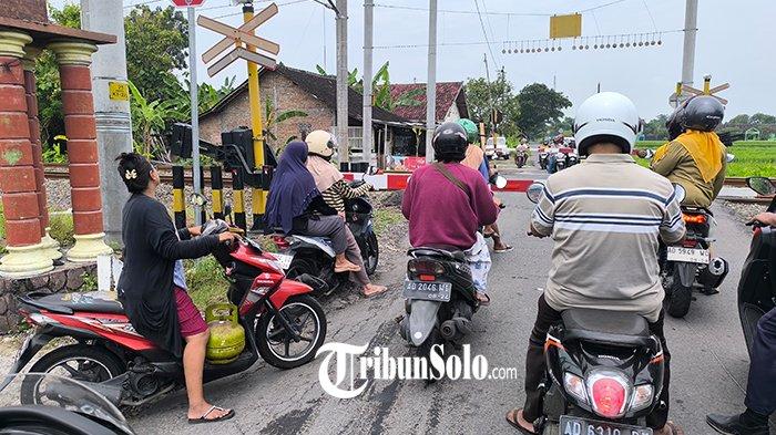 POTRET GAS 3 KG DI JALANAN. Warga terlihat membawa tabung gas melon kosong di jalan wilayah Klaten Jawa Tengah, Senin (3/2/2025). Fenomena ini terlihat pasca pengecer tak lagi diperbolehkan menjual gas 3 kg oleh pemerintah per awal Februari 2025.