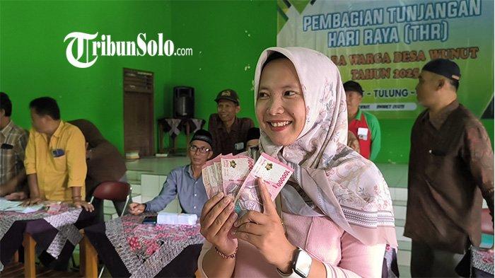 TUNJUKAN SEGEPOK UANG. Warga mendapat THR dari pemerintah Desa Wunut di Kecamatan Tulung, Kabupaten Klaten, hari ini Selasa (18/3/2025). Tribun Solo / Zharfan Muhana