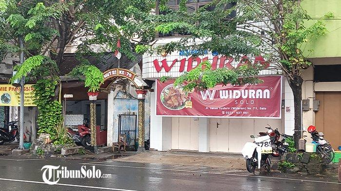 DITUTUP SEMENTARA - Warung Ayam Goreng Widuran di Solo yang tutup sementara di jalan Sutan Syahrir, Widuran, Solo, Selasa (27/5/2025). Warung ini viral usai kedapatan menggunakan bahan baku non halal dalam mengolah makanan berupa kremesan. 