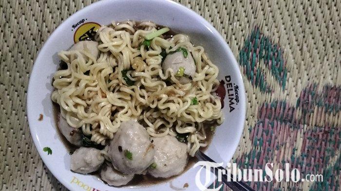Seporsi bakso ayam dengan isian mi instan di Warung Bakso Balap Mas Bayu, Tegalgede, Karanganyar.