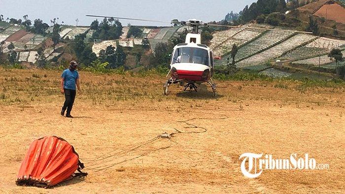 Helikopter dari BNPB bersiap untuk take off dari lapangan Cetho, di Desa Gumeng, Kecamatan Jenawi, Kabupaten Karanganyar, Minggu (8/10/2023).