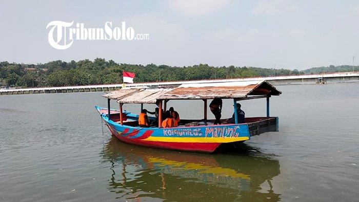 Perahu membawa wisatawan untuk menikmati paket wisata dari Gunung Kemukus menyusuri Waduk Kedung Ombo hingga ke Desa Wisata Boyolayar di Kecamatan Sumberlawang, Sragen.