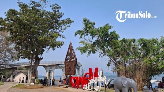 Suasana Objek Wisata Waduk Gajah Mungkur Wonogiri.