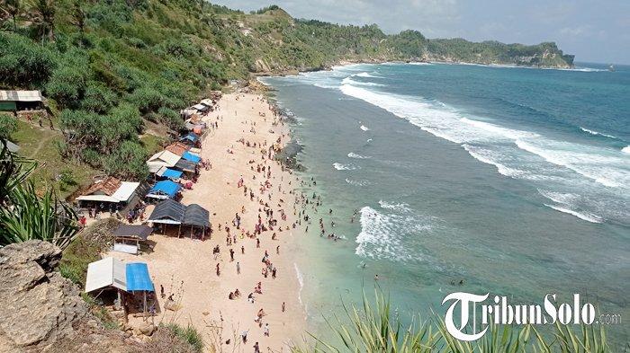Ilustrasi wisatawan di Pantai Nampu, Kecamatan Paranggupito Wonogiri beberapa waktu lalu. 