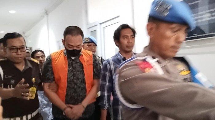 Terdakwa kasus penembakan Gamma, Aipda Robig Zaenudin, resmi ditahan di Rumah Tahanan (Rutan) Kelas 1 Semarang, Jawa Tengah, Kamis (6/3/2025). Anggota aktif Polri, Aipda Robig Zaenuri, tetap menerima gaji meskipun telah ditetapkan sebagai tersangka dalam kasus penembakan Gamma, seorang siswa SMK di Semarang, Jawa Tengah.(KOMPAS.COM/Muchamad Dafi Yusuf) 