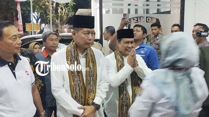 Pasangan Irjen Pol (purn) Herry Wibowo - Wahyu Adhi Dermawan datang malam untuk mendaftar sebagai bakal calon kepala daerah di Pilkada 2024, di KPU Kabupaten Klaten.