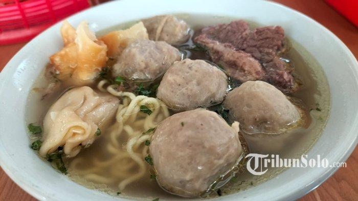 Satu porsi bakso rusuk ala warung bakso dan mie ayam Suryo Roso yang beralamat di Jalan Urip Sumoharjo Sragen, Jumat (24/6/2022).