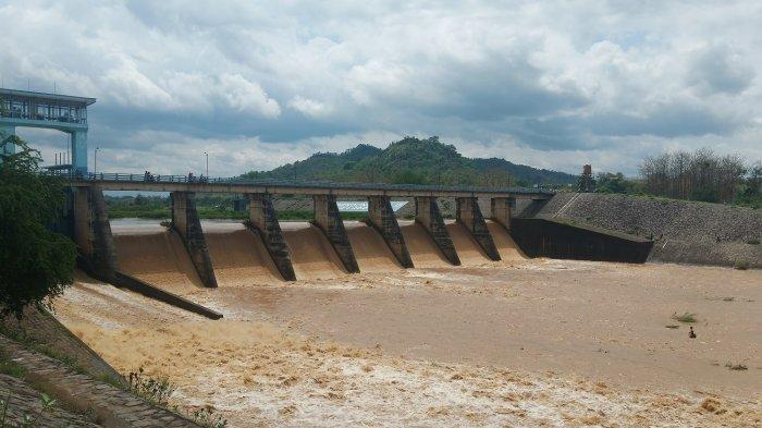 Kondisi air di Bendungan Colo, Desa Pengkol, Kecamatan Nguter, Sukoharjo, tampak volume air mulai naik, Kamis (2/1/2019).