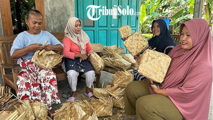 PENGGANTI PLASTIK. Salah satu pengrajin besek, dapat ditemui di Dukuh dan Desa Bero, Kecamatan Trucuk, Kabupaten Klaten, Rabu (4/6/2025). Solusi penggunakan untuk membungkus daging kurban selain pakai plastik.