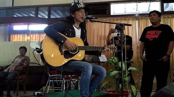 Bimbim Slank (kiri) saat bernyanyi sambil memainkan gitar di acara seminar nasional anti narkoba, di auditorium Universitas Slamet Riyadi, Surakarta, Rabu (4/5/2016).