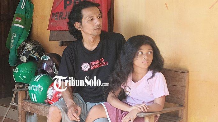 Eko Prabowo dan Lana, bocah yang ikut ayahnya ngojek selama 4 tahun. Mereka tinggal di indekos sederhana.
