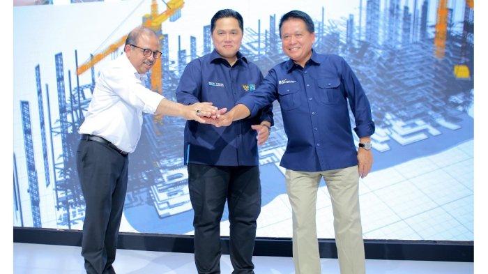 Direktur Utama PT Bank Syariah Indonesia Tbk Hery Gunardi (kanan), Menteri BUMN Erick Thohir (tengah), dan Direktur Utama (Dirut) PT Pembangunan Perumahan (PP) (Persero) Tbk Novel Arsyad (kiri) saat groundbreaking gedung BSI Tower di Jalan Medan Merdeka Selatan Jakarta, Kamis (9/11/2023).