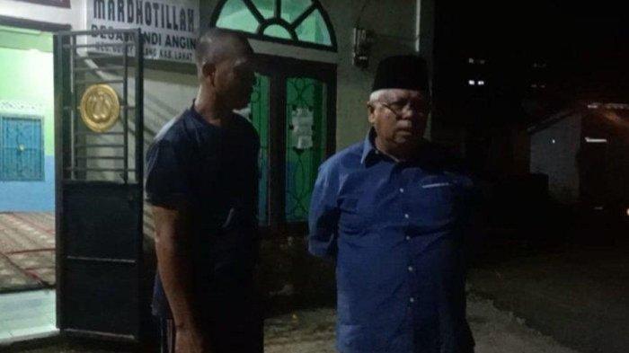 Anggota DPRD Lahat saat mendatangi masjid di Desa Mandi Angin yang sudah dua tahun tidak digunakan untuk salat tarawih