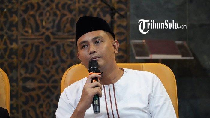 PERSILAKAN WARGA DATANG - Bupati Klaten Hamenang Wajar Ismoyo saat memberikan sambutan pada malam iktikaf terakhir di bulan Ramadan 1446 Hijriah atau 2025 Masehi, pada Jumat (29/3/2025) di Masjid Agung Al Aqsha, Desa Jonggrangan, Kecamatan Klaten Utara, Klaten. Hamenang meminta warga agar takbiran di wilayahnya masing-masing.