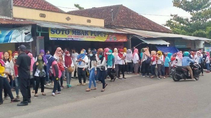 BURUH DI KARANGANYAR : Ilustrasi Ratusan Buruh, difoto beberapa waktu lalu. Pemerintah mengubah aturan terkait manfaat JKP. Meskipun demikian, banyak buruh di Karanganyar yang belum mengetahui aturan tersebut.
