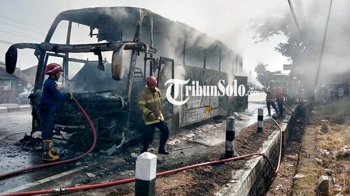 Pemadam kebakaran mengecek kondisi bus pembawa rombongan wisatawan dari Simo, Boyolali yang terbakar di Jalan Solo-Jogja, Desa Sanggung, Kecamatan Gatak, Kabupaten Sukoharjo, Minggu (13/8/2023).