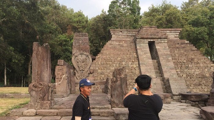 Candi Sukuh, Desa Berjo, Kecamatan Ngargoyoso, Karanganyar, Jawa Tengah.