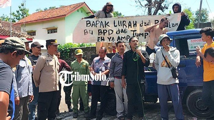 Puluhan warga Desa Watugede, Kecamatan Kemusu, menggelar aksi unjuk rasa di depan kantor desa setempat, Kamis (19/12/2024).
