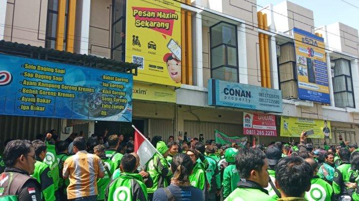 DEMO OJOL : Ilustrasi demo ojek online, difoto beberapa waktu lalu. Aksi protes mengenai sistem tarif yang dinilai tak berpihak kepada driver kembali terjadi Senin (17/2/2025) di Solo, namun melalui aksi off bid bersamaan.