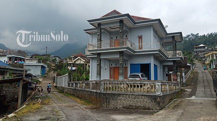 Deretan Rumah Mewah di Desa Bubakan, Kecamatan Girimarto, Wonogiri.