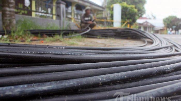 ILUSTRASI KABEL TELKOM : Seorang pekerja sedang memasang kabel optik Telkom di ruas Jalan Diponogoro Kelurahan Paal Satu Tanjungpandan, Kabupaten Belitung Provinsi Kepulauan Bangka Belitung, Kamis (2/5/2013). Pemasangan kabel ini dimaksudkan untuk meningkatkan kualitas jaringan dan pelayanan kepada masyarakat dalam hal telekomunikasi.