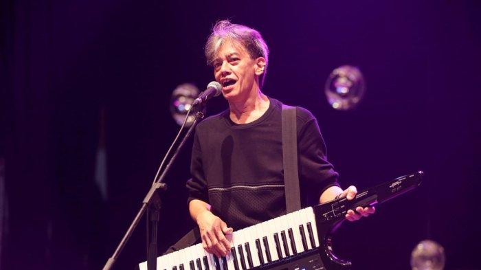 PENAMPILAN FARIZ RM. Musisi Fariz RM tampil saat Java Jazz Festival 2018 hari kedua di JIExpo Kemayoran, Jakarta Pusat, Sabtu (3/3/2018) malam. Musisi Fariz RM kembali diamankan terkait kasus narkoba. (KOMPAS.com/KRISTIANTO PURNOMO)