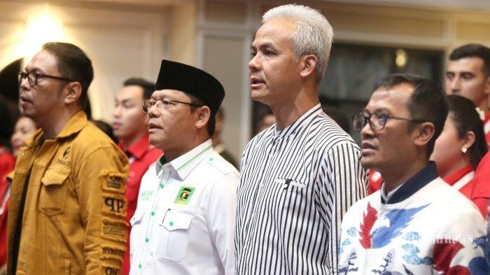 Bakal calon presiden dari PDIP Ganjar Pranowo (kedua kanan) bersama Ketua Penggalangan Pemuda dan Pemilih Pemula DPP Partai Hanura Jimmy CK (kiri), Plt Ketua Umum PPP Mardiono (kedua kiri) dan Sekjen Partai Perindo Ahmad Rofiq (kanan) menghadiri pelatihan juru kampanye di Jakarta, Senin (17/7/2023).