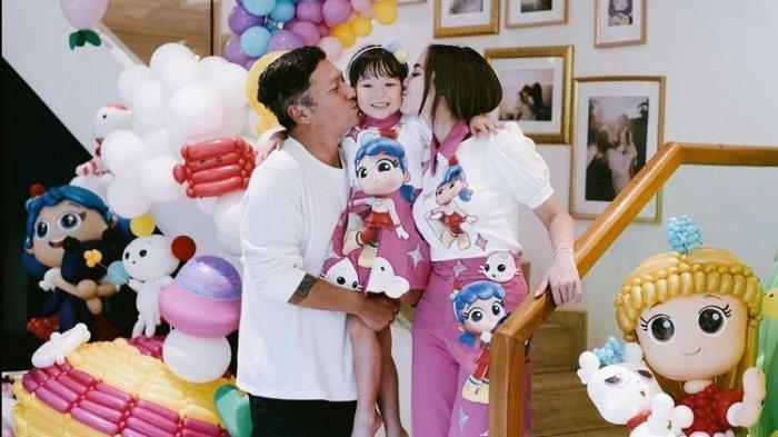 Gempi merayakan hari ulang tahun bersama kedua orangtuanya, Gading Marten dan Gisel.