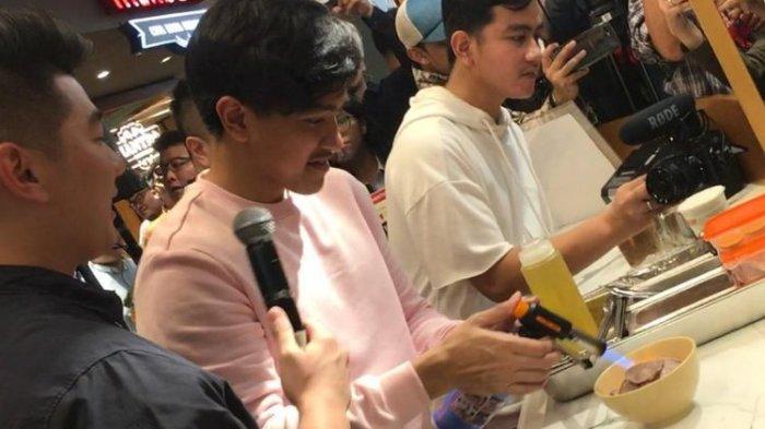Gibran Rakabuming bersama Kaesang Pangarep, serta Chef Arnold, demo masak dalam acara peluncuran Goola x Mangkok Ku di Mal Kota Kasablanka, Senin (21/10/2019).