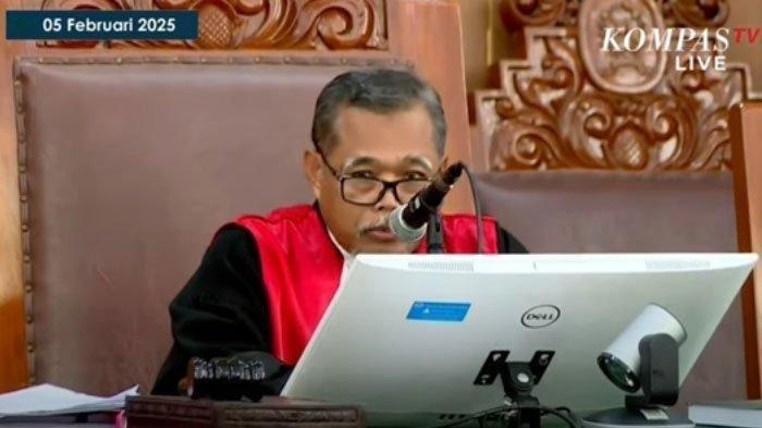 KINI JADI TERSANGKA. Hakim Djuyamto memimpin sidang praperadilan Hasto Kristiyanto Vs KPK di PN Jakarta Selatan pada Rabu (5/2/2025).