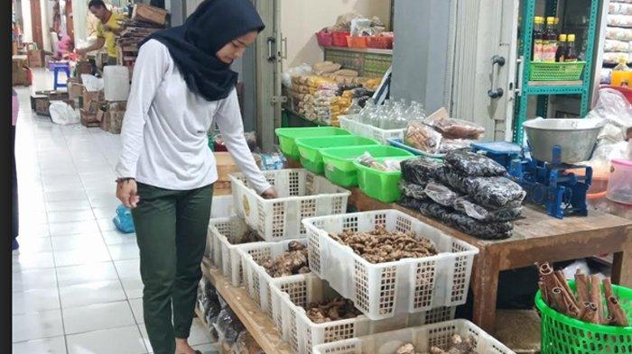 Seorang pembeli jahe di Pasar Nguter, Sukoharjo, Selasa (3/3/2020). Harga jahe mengalami lonjakan karena imbas kabar masuknya Virus Corona di Indonesia.