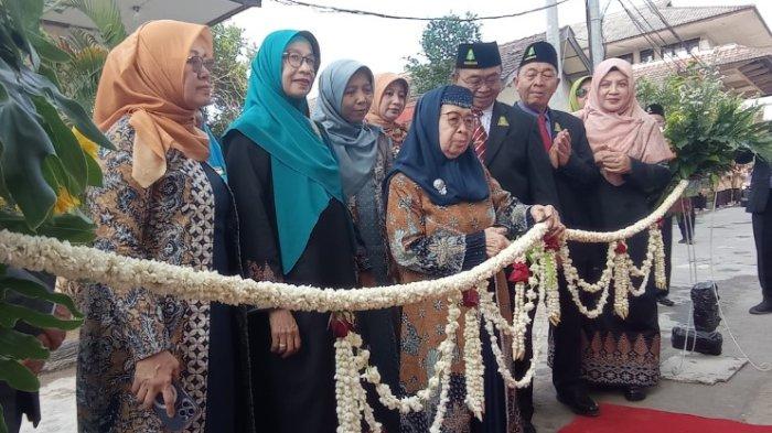 Peresmian gedung baru dan kolam renang oleh pendiri ponpes Assallaam yakni ibu Hj Siti Aminah Abdullah