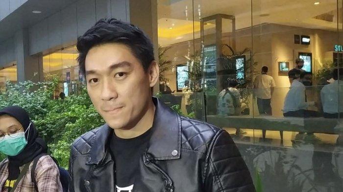 MUNCUL KERAGUAN. Ifan Seventeen di kawasan Kuningan, Jakarta Selatan, Senin (30/11/2020). Reaksi Heran Sejumlah Aktor terkait Ifan Seventeen Jadi Dirut PT PFN. (KOMPAS.com/Revi C Rantung )