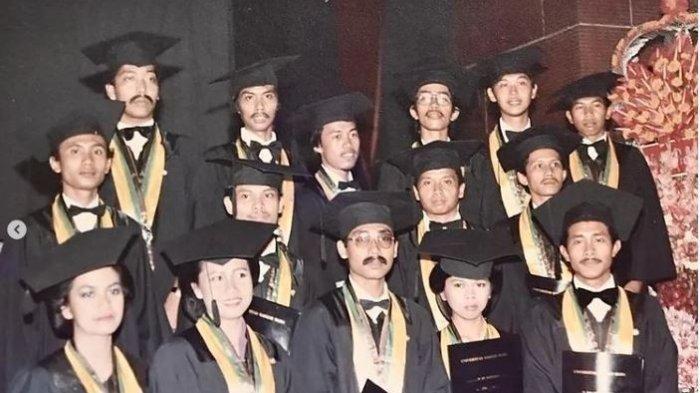 KENANGAN WISUDA JOKOWI - Presiden ke-7 Joko Widodo (Jokowi) mengunggah foto momen dirinya saat menjalani wisuda lulus dari di Fakultas Kehutanan, Universitas Gadjah Mada (UGM).
