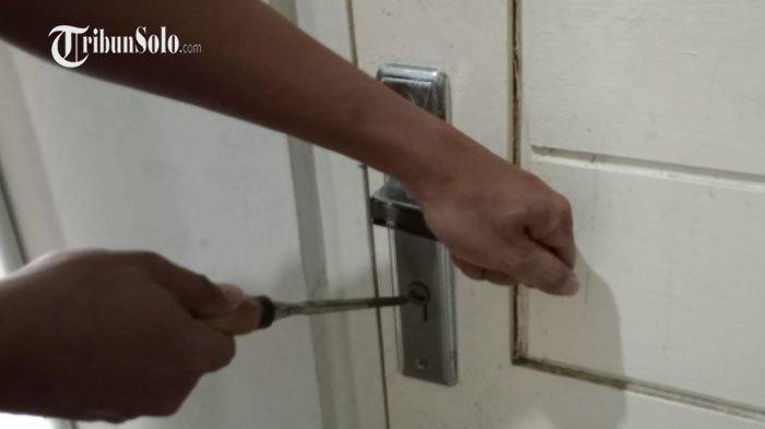 PENCURIAN - Ilustrasi aksi pencurian.  Nekat bobol kotak infak masjid, Agus Prasetyo (57) langsung menanggung akibatnya. Ada tulang yang patah akibat terjatuh dari sepeda motor saat berusaha melarikan diri usai membobol kotak masjid di daerah Suroteleng, Kecamatan Selo, Boyolali, Selasa (29/4/2024). 