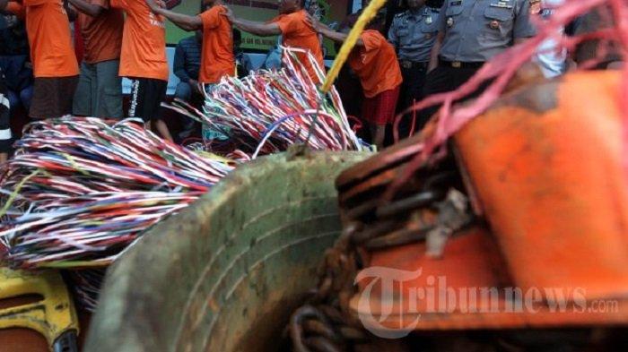 ILUSTRASI PENCURIAN : Polisi menghadirkan tersangka 11 pencuri dan 3 penadah kabel telepon milik PT Telkom saat ekspos di Mapolrestabes Bandung, Kota Bandung, Kamis (15/1/2015). Selain menangkap para pelaku, jajaran Satreskrim Polrestabes Bandung juga berhasil mengamankan barang bukti 485 meter kabel, satu unit mobil pick up dan yang lainnya.